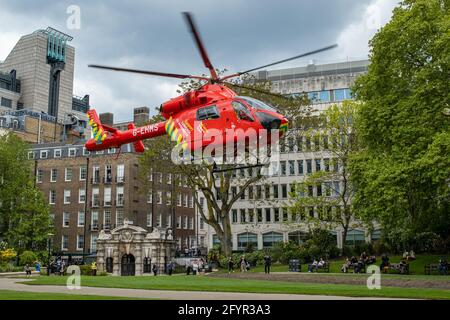 Die London Air Ambulance landet in Victoria Embankment Gardens, um bei einem Zwischenfall auf der Themse zu helfen Stockfoto