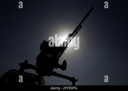 Gaza, Palästina. Mai 2021. Silhouette der Schützlinge der Izz al-DIN al-Qassam Brigaden während einer antiisraelischen Militärparade in Rafah, im südlichen Gazastreifen. Kredit: SOPA Images Limited/Alamy Live Nachrichten Stockfoto