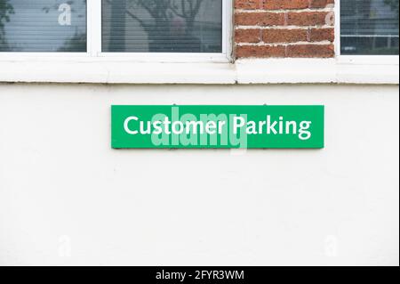 Kunden Parken nur auf dem Parkplatz personal Tor am Arbeitsplatz Stockfoto