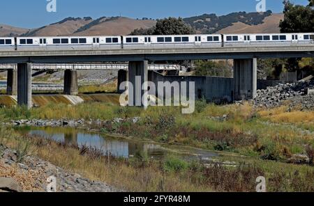 BART, Bay Area Rapid Transit Zug über Alameda Creek, Kalifornien Stockfoto
