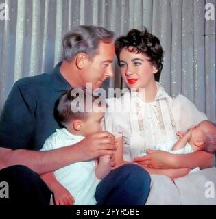 ELIZABETH TAYLOR (1932-2011) Englisch-amerikanische Filmschauspielerin mit ihrem zweiten Ehemann Michael Wilding mit den Söhnen Michael at Left und Christopher im März 1955 Stockfoto