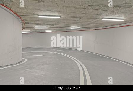 Tiefgarage innen Stockfoto