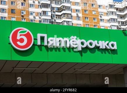 Moskau, Russland - Mai 26. 2021. Pyaterochka - ein größter Lebensmitteleinzelhändler Stockfoto