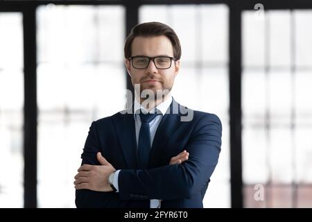 Porträt des erfolgreichen Geschäftsführers. Selbstbewusster junger Geschäftsmann aus den 30er Jahren mit Kopfschuss Stockfoto