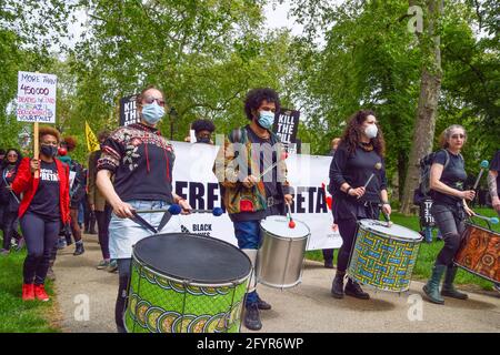 London, Großbritannien. Mai 2021. Demonstranten spielen auf dem Russell Square während des Protestes zum Töten des Gesetzentwurfs die Trommeln.verschiedene Gruppen von Demonstranten marschierten in Opposition zum Gesetz über Polizei, Verbrechen, Verurteilung und Gerichte durch Central London. Kredit: SOPA Images Limited/Alamy Live Nachrichten Stockfoto