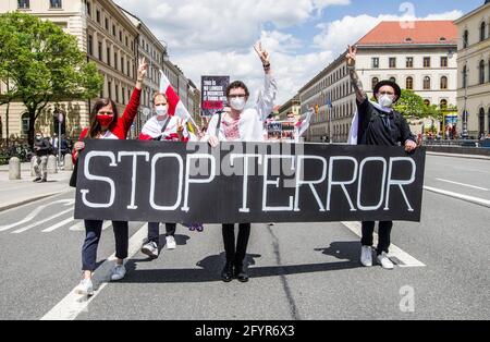 München, Bayern, Deutschland. Mai 2021. Zum einjährigen Jahrestag der Verhaftung von Siarhei Tsikhanouski rief seine Frau Sviatlana Tsikhanouskaya, eine exilierte Oppositionsführerin, zu globalen Solidaritätsdemos für die Demokratiebewegung in Belarus auf. Die Demonstranten fordern internationale Solidarität mit der Notlage der Demokratiebewegung und warnen vor zunehmenden Gefahren, die nicht nur das Lukaschenko-Regime, sondern auch die Achse zwischen Lukaschenko und seinem Hauptunterstützen Wladimir Putin darstellt. Quelle: Sachelle Babbar/ZUMA Wire/Alamy Live News Stockfoto