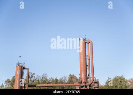 Alte Vergasungsanlage auf dem Hintergrund des klaren blauen Himmels Stockfoto
