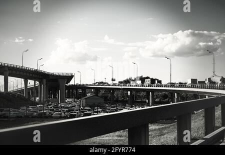 Flyover Road und ein Parkplatz darunter Stockfoto