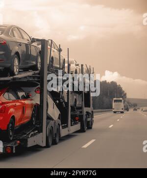 Neue Autos liefern auf Transporter Anhänger Stockfoto