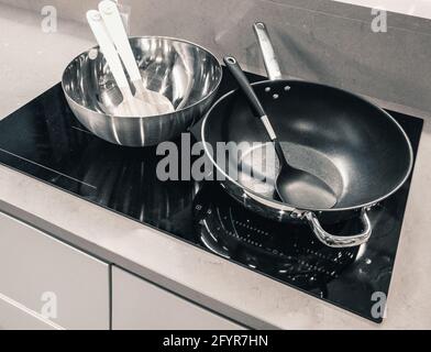 Bratpfannen auf dem elektrischen Induktionsherd Stockfoto