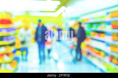 Abstrakte unfokussierte Käufer im Supermarkt Stockfoto