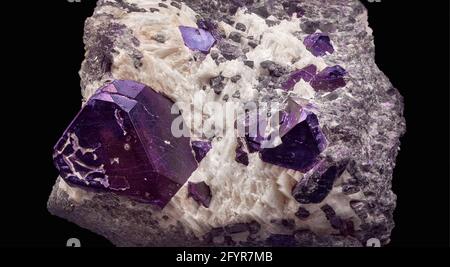 Der Spinel, isoliert in schwarz Stockfoto