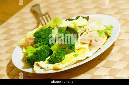 Leichtes Essen auf dem sonnigen Tisch Stockfoto