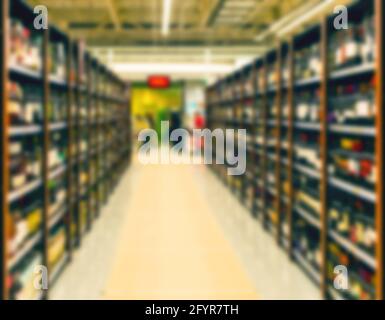 Weinregale im Supermarkt, unverschäene Perspektive Stockfoto