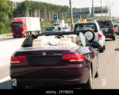 Mädchen fahren auf der Autobahn in einem Sport-Coupé Cabrio BMW 325i Stockfoto