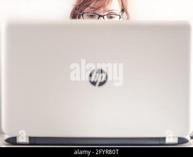 2018: Unkenntliche Frau, die am Laptop HP Pavilion 17 arbeitet Stockfoto
