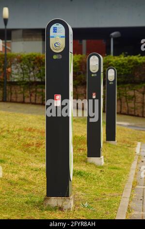 FRANKFURT, 09. Mai 2021: Moderne Ladesäulen für die Elektromobilität im Verwaltungsgebäude eines Energieversorgers in Frankfurt-Hoe Stockfoto