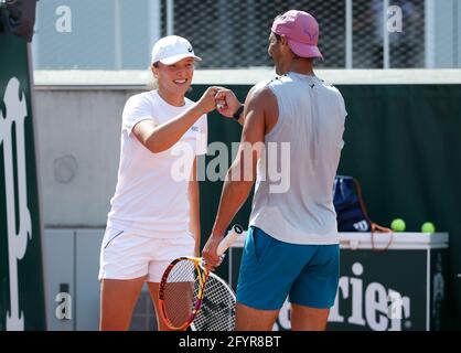 Paris, Frankreich. Mai 2021. Die Gewinner der French Open 2020 IGA Swiatek aus Polen und Rafael Nadal aus Spanien üben zusammen 20 Minuten auf dem Platz 5 vor den French Open 2021, einem Grand Slam Tennisturnier im Roland-Garros-Stadion am 29. Mai 2021 in Paris, Frankreich - Foto Jean Catuffe / DPPI Kredit: DPPI Media/Alamy Live News Stockfoto