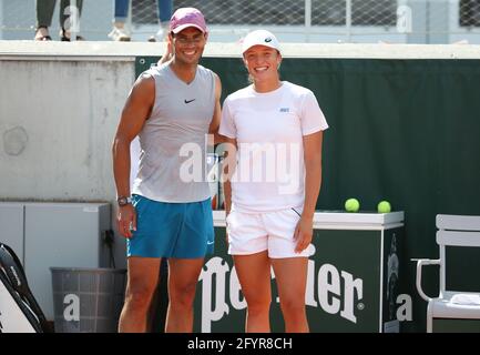 Paris, Frankreich. Mai 2021. Die Gewinner der French Open 2020 IGA Swiatek aus Polen und Rafael Nadal aus Spanien üben zusammen 20 Minuten auf dem Platz 5 vor den French Open 2021, einem Grand Slam Tennisturnier im Roland-Garros-Stadion am 29. Mai 2021 in Paris, Frankreich - Foto Jean Catuffe / DPPI Kredit: DPPI Media/Alamy Live News Stockfoto