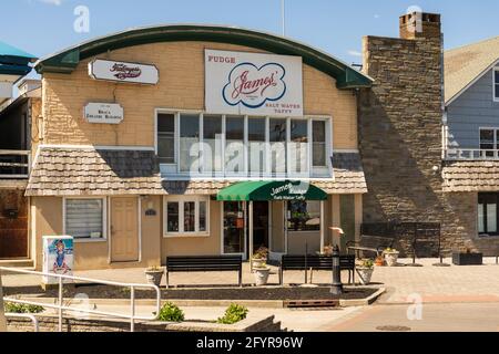 Sea Isle City, NJ - 13. Mai 2021: Das historische Braca Theatre Building beherbergt jetzt das James Fudge und den Salzwasser-Tafelladen. Das Braca Theater firs Stockfoto