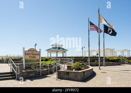 Sea Isle City, NJ - 13. Mai 2021: Willkommen zum Exkursion Park Schild an der Promenade mit Fahnen und dem Pavillon. Sowie eine Rampe für Behinderte. Stockfoto