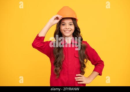 Machen Reparaturen. Teen Mädchen in Hut. Kind tragen Helm für den Bau. Schutz und Sicherheit. Stockfoto