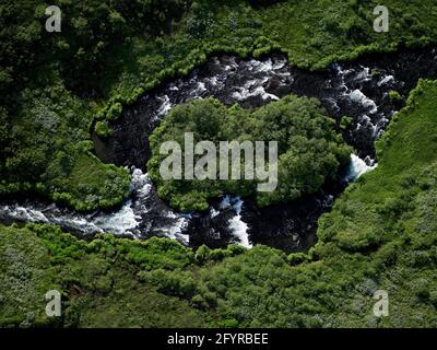 Luftaufnahme einer kleinen Insel im Fluss Tungufljót Stockfoto