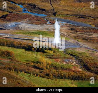 Luftaufnahme des ausbrechenden Strokkur Geysir in Island Stockfoto