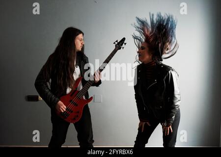 Ein junges Paar genießt es, Gitarre zu spielen Stockfoto