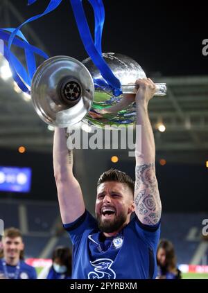 Cheleea's Olivier Giroud mit der Trophäe nach dem UEFA Champions League-Finale im Estadio do Dragao in Porto, Portugal. Bilddatum: Samstag, 29. Mai 2021. Stockfoto