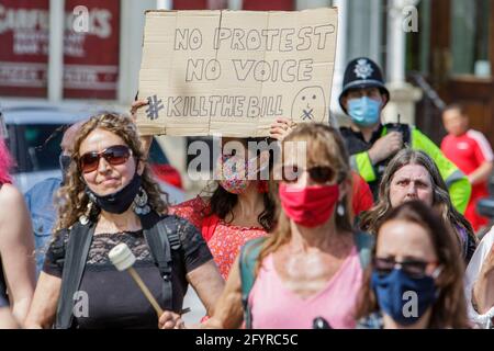 Bath, Somerset, Großbritannien. Mai 2021. Töten Sie den Gesetzentwurf Demonstranten, die regierungsfeindliche Plakate und Schilder tragen, sind abgebildet, während sie an einem protestmarsch durch das Zentrum von Bath teilnehmen. Die Demonstranten gingen auf die Straße, um über die Gesetzesvorlage für Polizei, Kriminalität, Verurteilung und Gerichte zu demonstrieren, die die britische Regierung in Kraft setzen will.die Gesetzesvorlage enthält wichtige Vorschläge der Regierung zu Kriminalität und Gerechtigkeit in England und Wales. Quelle: Lynchpics/Alamy Live News Stockfoto