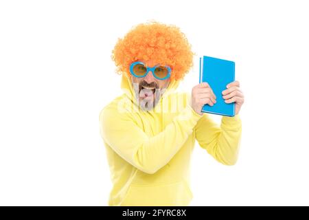 Verrückter Schulmeister in orangefarbener Perücke mit funky Sonnenbrillen rufen laut halten Bibliothek Buch, Schule Stockfoto