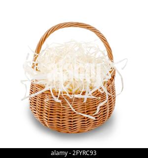 Korbkorb gefüllt mit dekorativem, geschreddertem weißem Papier/Stroh. Isoliert auf Weiß. Beschneidungspfad enthalten. Geringe Schärfentiefe. SDF. Stockfoto