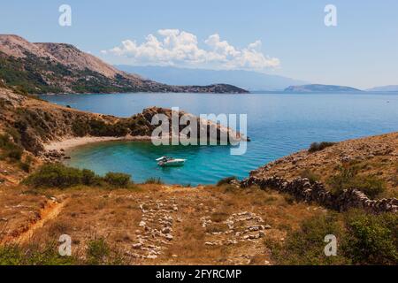 Blick auf die Stara Baska Küste im Sommer, Insel Krk. Kroatien Stockfoto