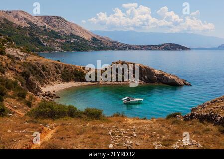 Blick auf die Stara Baska Küste im Sommer, Insel Krk. Kroatien Stockfoto