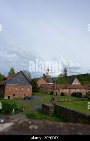 Schöne Aufnahme des Schlosses Budingen, umgeben von grüner Landschaft in Budingen, Deutschland Stockfoto