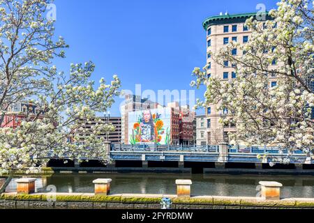 Entlang des Providence River: Wandgemälde an der Seite des J. G. Eddy & Company Building in der Custom House Street. Stockfoto