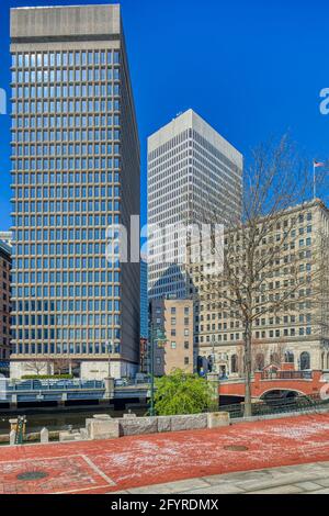 Alter Steinturm (links) und ein Financial Plaza Turm Merchants Bank (Mitte) und Rhode Island Hospital Trust Building (rechts) Entlang Providence Ri Stockfoto