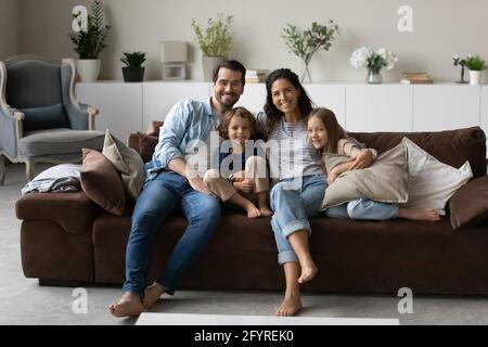 Porträt einer glücklichen multiethnischen Familie mit Kindern Entspannen Sie sich zu Hause Stockfoto