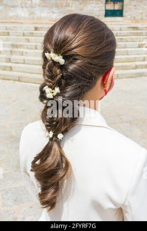 Junges Mädchen mit Flechtfrisur oder Flechtfrisur, langes Haar bei einer Hochzeitszeremonie Stockfoto