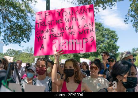 Austin, Texas, USA. Mai 2021. Mehrere hundert Texaner versammelten sich vor dem State Capitol in Austin, um gegen kürzlich vom Gouverneur Greg Abbott erlassene Gesetze zu protestieren, die den Zugang zu legalen Abtreibungen stark einschränken. Das Gesetz verbietet Abtreibungsverfahren nach Feststellung eines Herzschlags, in der Regel sechs Wochen nach der Empfängnis oder nach der Zeit, in der eine Frau von einer Schwangerschaft Kenntnis hat. Kredit: Bob Daemmrich/Alamy Live Nachrichten Stockfoto