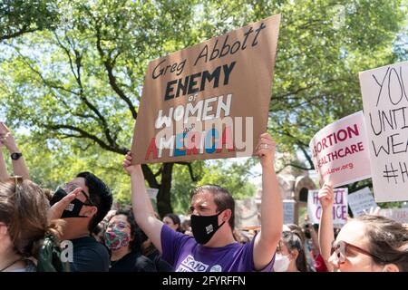 Austin, Texas, USA. Mai 2021. Mehrere hundert Texaner versammelten sich vor dem State Capitol in Austin, um gegen kürzlich vom Gouverneur Greg Abbott erlassene Gesetze zu protestieren, die den Zugang zu legalen Abtreibungen stark einschränken. Das Gesetz verbietet Abtreibungsverfahren nach Feststellung eines Herzschlags, in der Regel sechs Wochen nach der Empfängnis oder nach der Zeit, in der eine Frau von einer Schwangerschaft Kenntnis hat. Kredit: Bob Daemmrich/Alamy Live Nachrichten Stockfoto