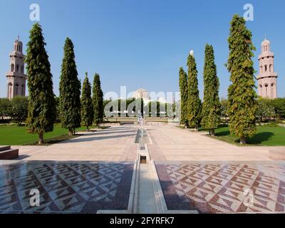 Die formalen Gärten und die Annäherung an die Sultan Qaboos große Moschee in Maskat, Oman. Stockfoto
