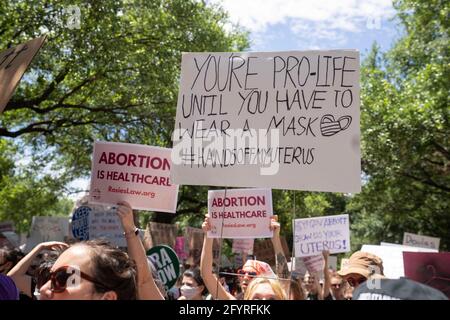 Austin, Texas, USA. Mai 2021. Mehrere hundert Texaner versammelten sich vor dem State Capitol in Austin, um gegen kürzlich vom Gouverneur Greg Abbott erlassene Gesetze zu protestieren, die den Zugang zu legalen Abtreibungen stark einschränken. Das Gesetz verbietet Abtreibungsverfahren nach Feststellung eines Herzschlags, in der Regel sechs Wochen nach der Empfängnis oder nach der Zeit, in der eine Frau von einer Schwangerschaft Kenntnis hat. Kredit: Bob Daemmrich/Alamy Live Nachrichten Stockfoto