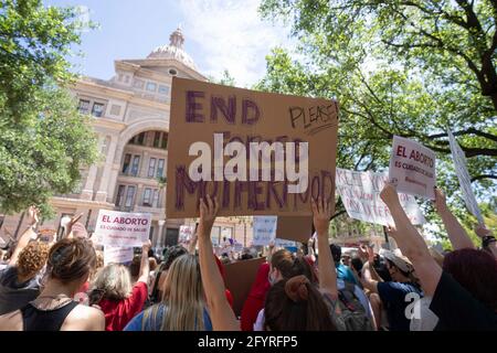 Austin, Texas, USA. Mai 2021. Mehrere hundert Texaner versammelten sich vor dem State Capitol in Austin, um gegen kürzlich vom Gouverneur Greg Abbott erlassene Gesetze zu protestieren, die den Zugang zu legalen Abtreibungen stark einschränken. Das Gesetz verbietet Abtreibungsverfahren nach Feststellung eines Herzschlags, in der Regel sechs Wochen nach der Empfängnis oder nach der Zeit, in der eine Frau von einer Schwangerschaft Kenntnis hat. Kredit: Bob Daemmrich/Alamy Live Nachrichten Stockfoto