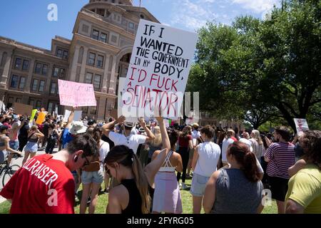 Austin, Texas, USA. Mai 2021. Mehrere hundert Texaner versammelten sich vor dem State Capitol in Austin, um gegen kürzlich vom Gouverneur Greg Abbott erlassene Gesetze zu protestieren, die den Zugang zu legalen Abtreibungen stark einschränken. Das Gesetz verbietet Abtreibungsverfahren nach Feststellung eines Herzschlags, in der Regel sechs Wochen nach der Empfängnis oder nach der Zeit, in der eine Frau von einer Schwangerschaft Kenntnis hat. Kredit: Bob Daemmrich/Alamy Live Nachrichten Stockfoto