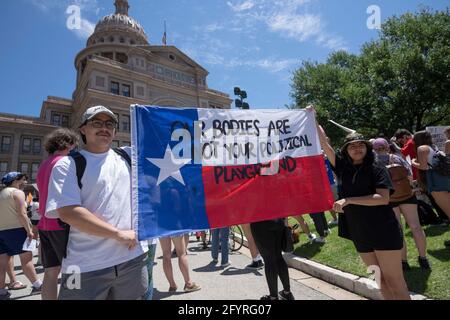 Austin, Texas, USA. Mai 2021. Mehrere hundert Texaner versammelten sich vor dem State Capitol in Austin, um gegen kürzlich vom Gouverneur Greg Abbott erlassene Gesetze zu protestieren, die den Zugang zu legalen Abtreibungen stark einschränken. Das Gesetz verbietet Abtreibungsverfahren nach Feststellung eines Herzschlags, in der Regel sechs Wochen nach der Empfängnis oder nach der Zeit, in der eine Frau von einer Schwangerschaft Kenntnis hat. Kredit: Bob Daemmrich/Alamy Live Nachrichten Stockfoto