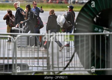 Passagiere des russischen Sonderregierungsflugzeugs, das in Prag landete, treffen am 29. Mai 2021 auf dem Flughafen Vaclav Havel in Prag, Tschechische Republik, ein. Diplomaten und andere Mitarbeiter der russischen Botschaft, die wegen der Vrbetice-Affäre aus der Tschechischen Republik ausgewiesen wurden, verließen den Flughafen Prag-Ruzyne nach Russland. Prag beschloss, einen Teil des Personals der russischen Botschaft zu vertreiben, nachdem sich am 17. April ein diplomatischer Bruch zwischen Prag und Moskau wegen des begründeten Verdachts der tschechischen Geheimdienste, dass sich die russischen GRU-Militäragenten hinter den Explosionen im Munitionslager in Vrbetice befanden, aufflammte. Stockfoto