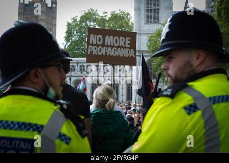 Manchester, Großbritannien. Mai 2021. Die MET-Polizei überwacht den Beginn eines Anti-Blockierung-Protests. Die Zahl der Teilnehmer an den Protesten ist seit Einführung der COVID-19-Beschränkungen von Monat zu Monat gestiegen. Kredit: Andy Barton/Alamy Live Nachrichten Stockfoto