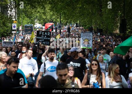 Manchester, Großbritannien. Mai 2021. Demonstranten marschieren während eines Anti-Lockdown-Protests durch die Stadt. Die Zahl der Teilnehmer an den Protesten ist seit Einführung der COVID-19-Beschränkungen von Monat zu Monat gestiegen. Kredit: Andy Barton/Alamy Live Nachrichten Stockfoto